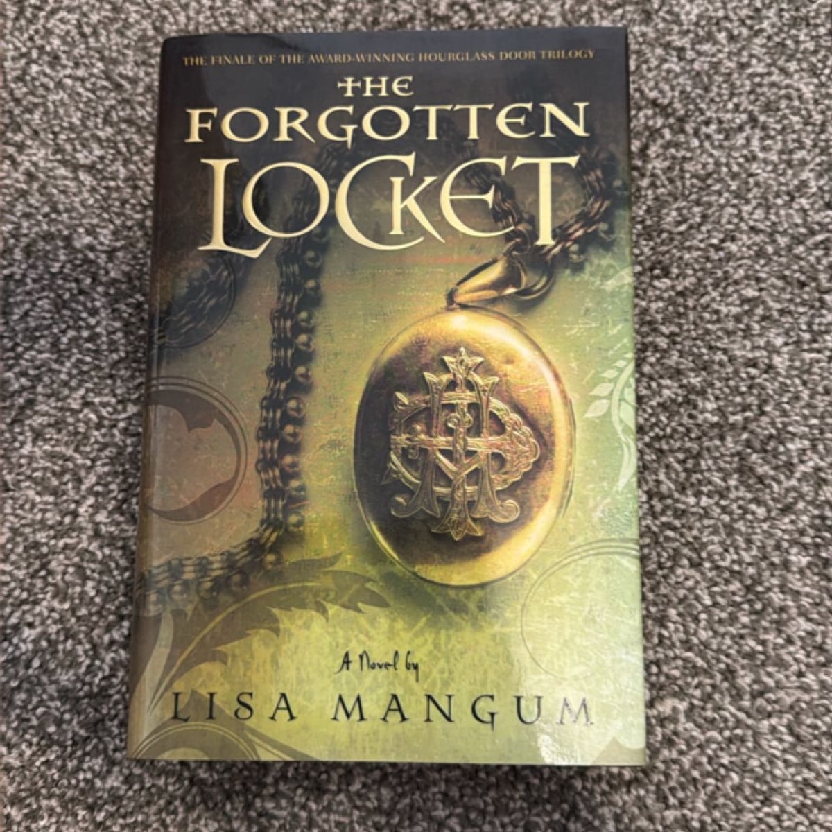 The Forgotten Locket by Lisa Mangum