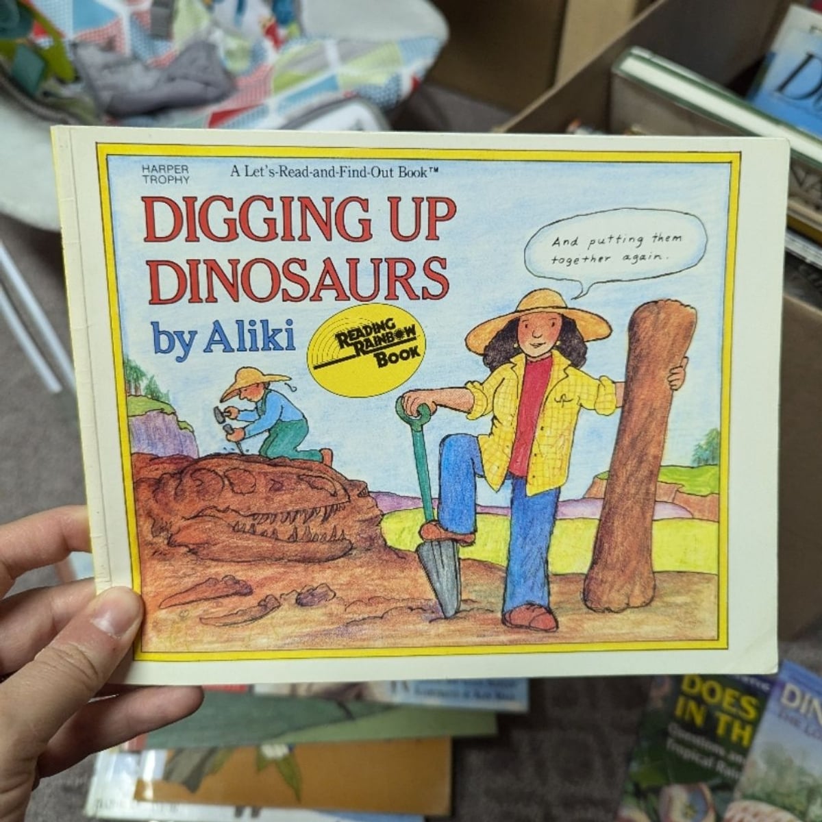 Digging up Dinosaurs by Aliki (Illustrator)