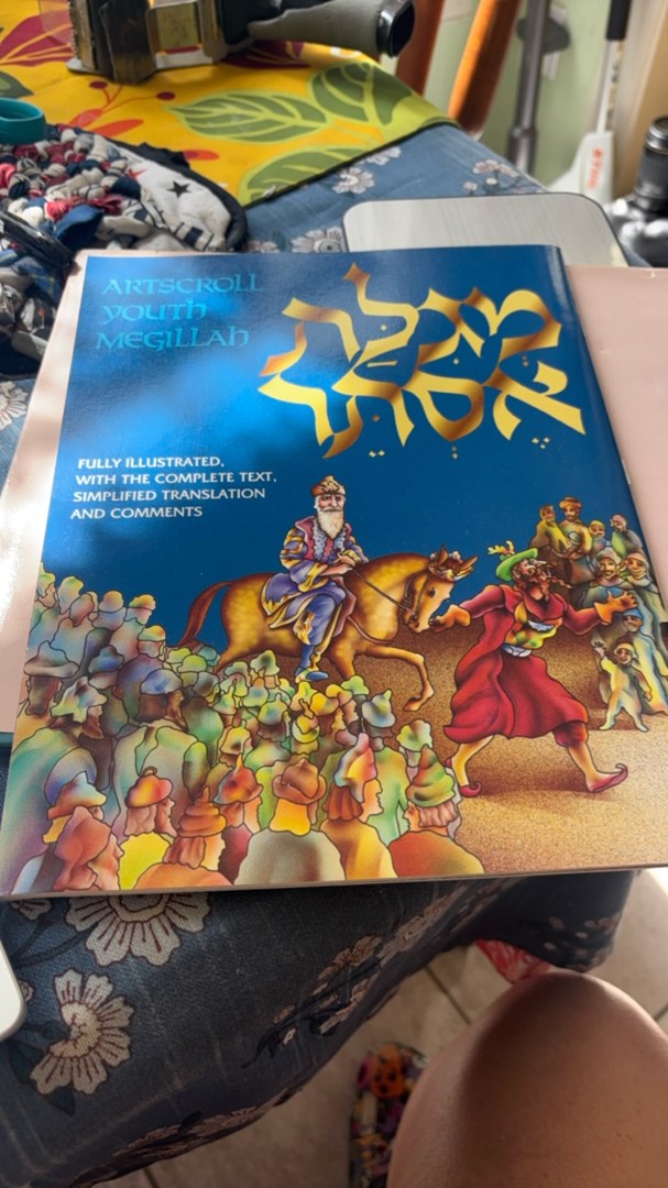 Megillah: Fully Illustrated with the Complete Text, Simplified Translation and Comments (English and Hebrew Edition)